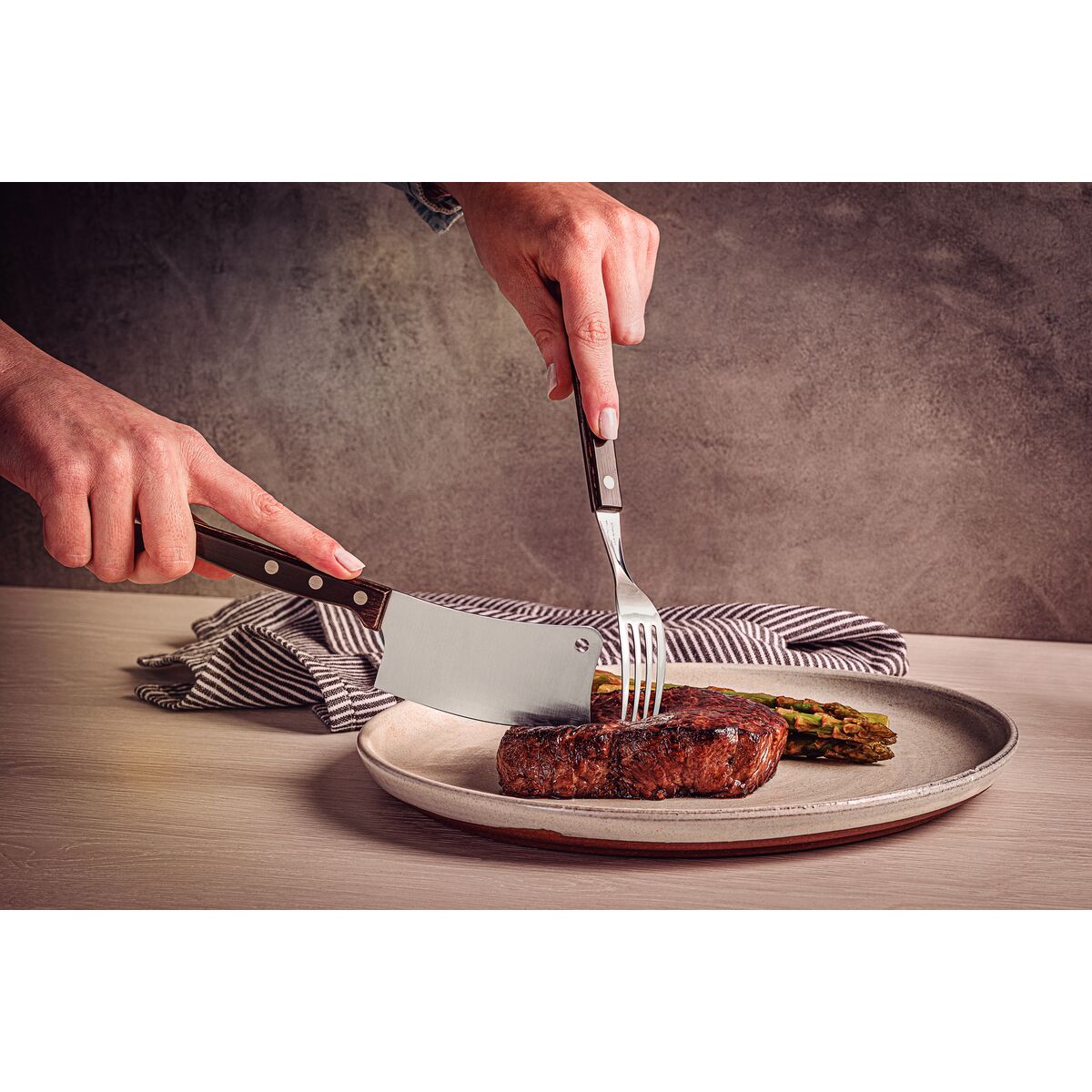 TRAMONTINA - Hachuela Tramontina con Lámina de Acero Inoxidable y Mangos de Madera Tratada Polywood Castaño 4" - Imagen 2