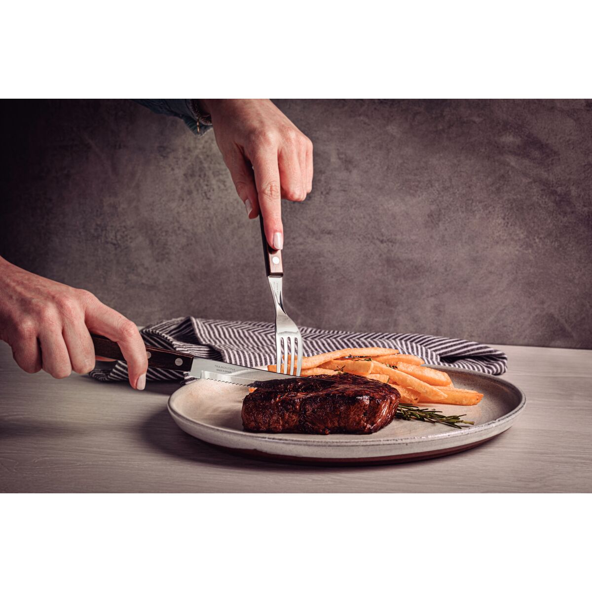 TRAMONTINA - Juego de Cubiertos Churrasco, para Carne, en Acero Inoxidable y Mangos de Madera Polywood en Color Castaño, Utensilios con Remaches, 8 Piezas - Imagen 5